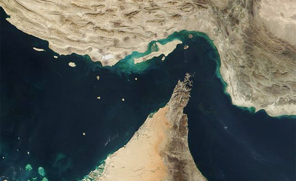 أكسيوس الجيش الأميركي شن هجمات على أنظمة صواريخ ودفاعات جوية وزوارق صغيرة للحرس الثوري في موقعين بمحيط مضيق هرمز