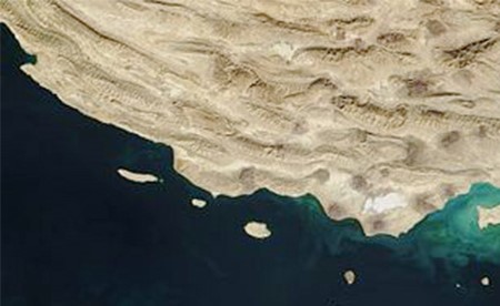 «أكسيوس»: الجيش الأميركي شنّ هجمات على أنظمة صواريخ ودفاعات جوية وزوارق صغيرة للحرس الثوري في موقعين بمحيط مضيق هرمز