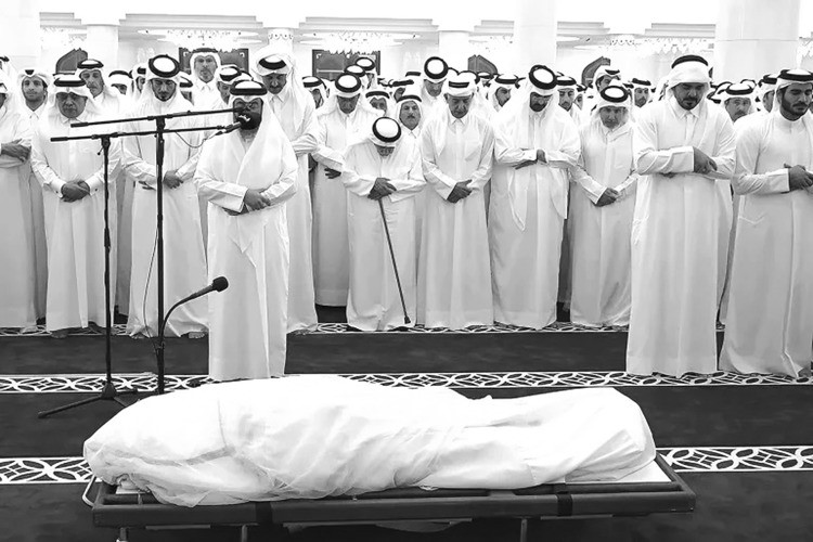 صاحب السمو الشيخ تميم بن حمد آل ثاني أمير دولة قطر يتقدم جموع المشيعين في صلاة الجنازة على المغفور له بإذن الله صاحب السمو الأمير الوالد الشيخ حمد بن خليفة آل ثاني في جامع الإمام محمد بن عبد الوهاب