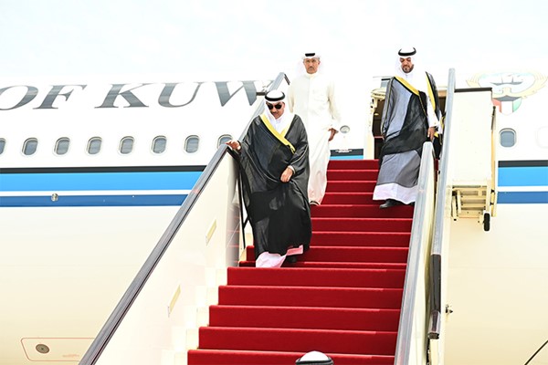 ممثل الأمير سمو ولي العهد يصل إلى قطر لتقديم واجب العزاء في وفاة الأمير الوالد