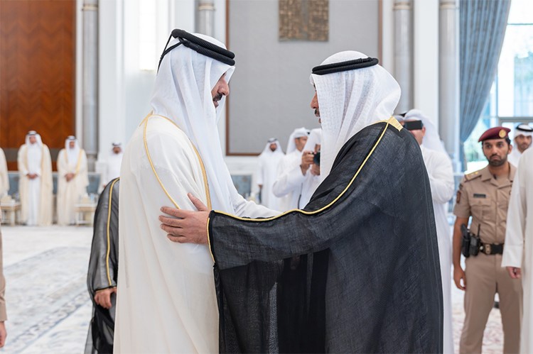 ممثل الأمير ولي العهد يقدم واجب العزاء في وفاة الأمير الوالد الشيخ حمد بن خليفة