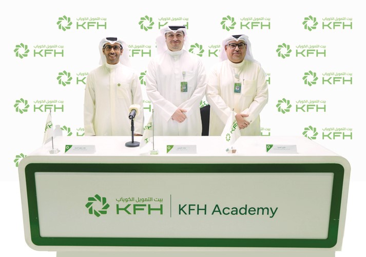 م. طارق العجيل ونواف المشري وفهد السعد خلال الإعلان عن إطلاق KFH Academy