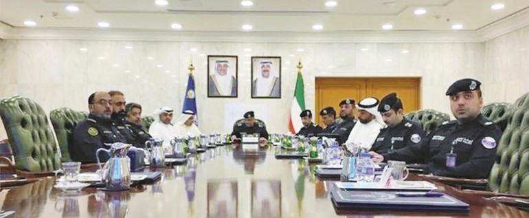 وكيل وزارة الداخلية اللواء عبدالوهاب الوهيب مترئسا الاجتماع بحضور رئيس الإدارة العامة للجمارك 
يوسف النويف ونائب الرئيس لشؤون البحث والتحري الجمركي صالح محمد العمر ومدير عام الإدارة العامة للعلاقات الدولية العميد حقوقي عبدالله العجمي وقيادات أمنية وجمركية وممثل عن وزارة الخارجية