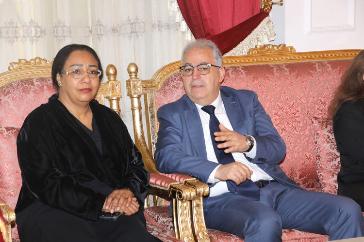 السفير المغربي علي ابن عيسى والمنسقة المقيمة للأمم المتحدة في الكويت غادة الطاهر
