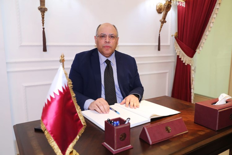 السفير المصري محمد أبو الوفا خلال تسجيل كلمة 
في سجل التعازي