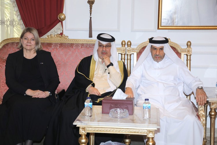 السفير البحريني صلاح المالكي وسفيرة الاتحاد الأوروربي آن كويستينن خلال تقديم واجب العزاء إلى السفير القطري علي بن عبدالله آل محمود