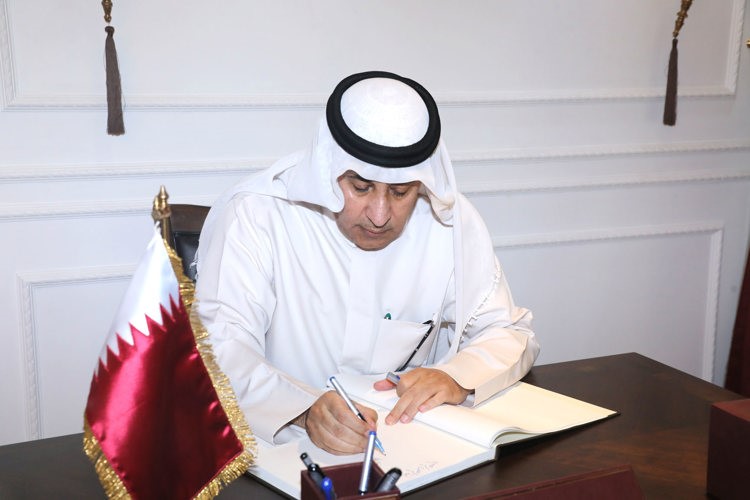 السفير عزيز الديحاني يسجل كلمة في سجل التعازي