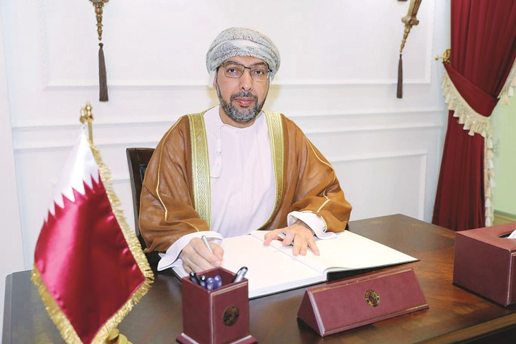 السفير العماني د.صالح الخروصي خلال العزاء