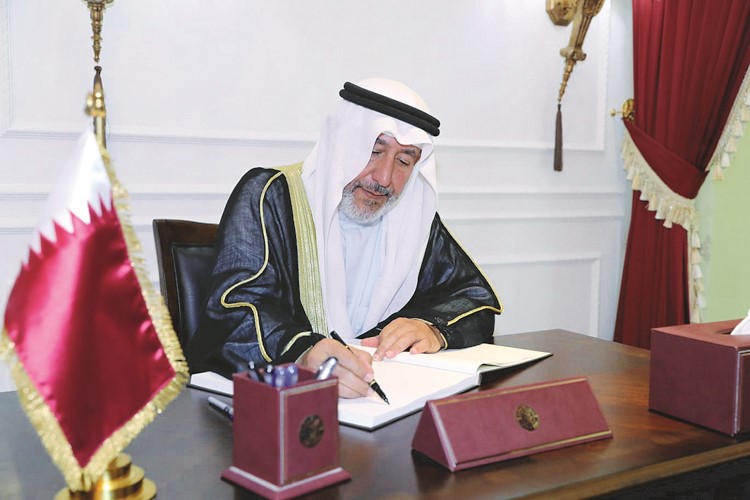 الشيخ فهد جابر الأحمد يسجل كلمة في سجل التعازي(محمد هاشم)