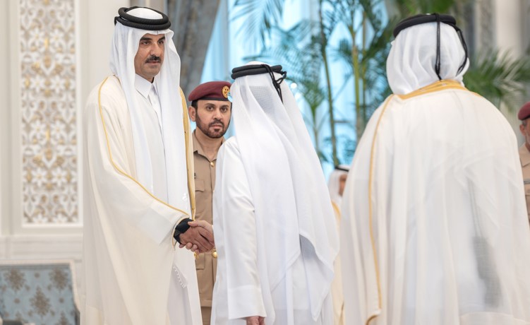 أمير قطر يتلقى التعازي بوفاة الأمير الوالد الشيخ حمد بن خليفة آل ثاني