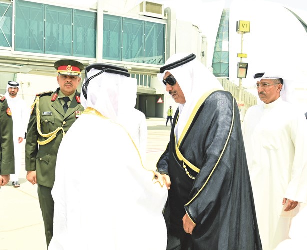 ممثل صاحب السمو الأمير الشيخ مشعل الأحمد سمو ولي العهد الشيخ صباح الخالد لدى وصوله إلى قطر لتقديم واجب العزاء في وفاة المغفور له بإذن الله تعالى صاحب السمو الأمير الوالد الشيخ حمد بن خليفة آل ثاني