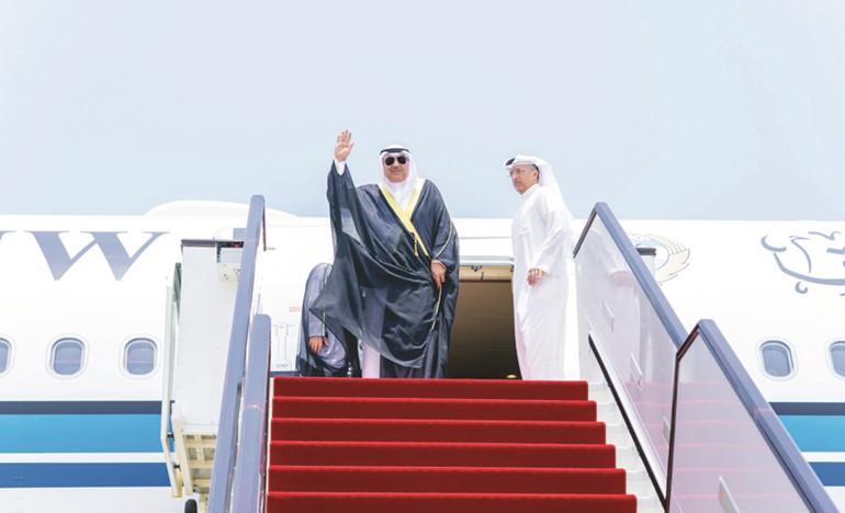 ممثل صاحب السمو الأمير الشيخ مشعل الأحمد سمو ولي العهد الشيخ صباح الخالد لدى مغادرته قطر عقب تقديم واجب العزاء