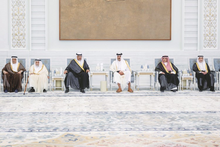 ممثل صاحب السمو الأمير الشيخ مشعل الأحمد سمو ولي العهد الشيخ صباح الخالد خلال تقديم واجب العزاء في وفاة المغفور له بإذن الله تعالى صاحب السمو الأمير الوالد الشيخ حمد بن خليفة آل ثاني إلى صاحب السمو الشيخ تميم بن حمد أمير دولة قطر بحضور الشيخ مبارك الدعيج والنائب الأول لرئيس الوزراء ووزير الداخلية الشيخ فهد اليوسف
