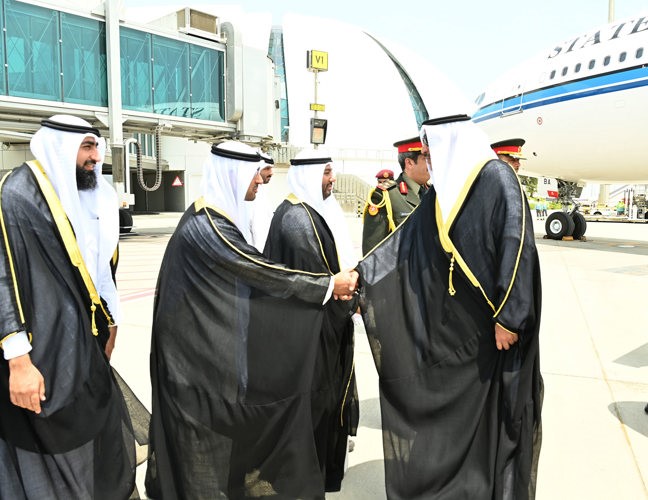 ممثل صاحب السمو الأمير الشيخ مشعل الأحمد سمو ولي العهد الشيخ صباح الخالد مصافحا مستقبليه لدى وصوله إلى قطر لتقديم واجب العزاء بوفاة الأمير الوالد