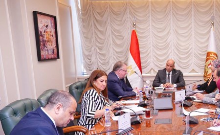 وزير العمل يبحث مع وفد «العمل الدولية» التعاون في إعداد مشروع قانون العمالة المنزلية