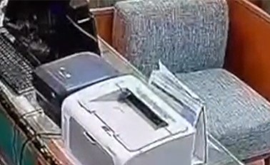 بالفيديو.. قطاع الأمن الجنائي يضبط متهمين سوريين بارتكاب سطو مسلح على محل للمجوهرات في جليب الشيوخ ويستعيد مسروقات بقيمة 39 ألف دينار