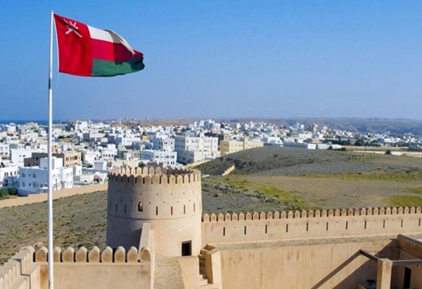 سلطنة عمان تؤكد تعاونها المحايد مع جميع الأطراف لاستعادة حرية الملاحة في مضيق هرمز