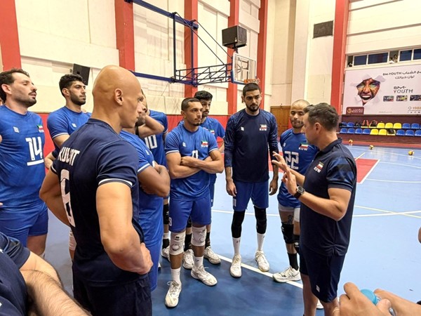 اللاعبون يستمعون لتعليمات الجهاز الفني
