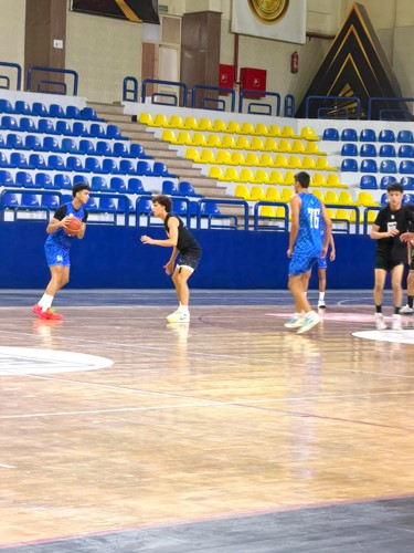 أحمد الرشيد يقود هجمة لمنتخب شباب السلة في احدى المباريات الودية بالقاهرة