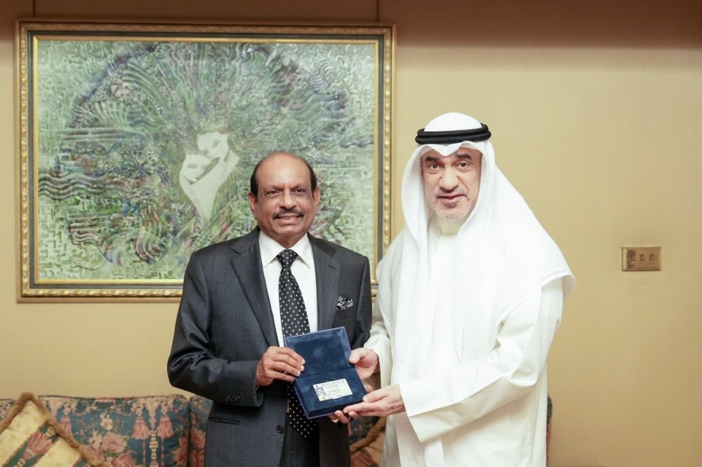 النائب الأول يسلم أول إقامة ذهبية لمدة 15 عاما لرئيس مجلس إدارة مجموعة لولو العالمية
