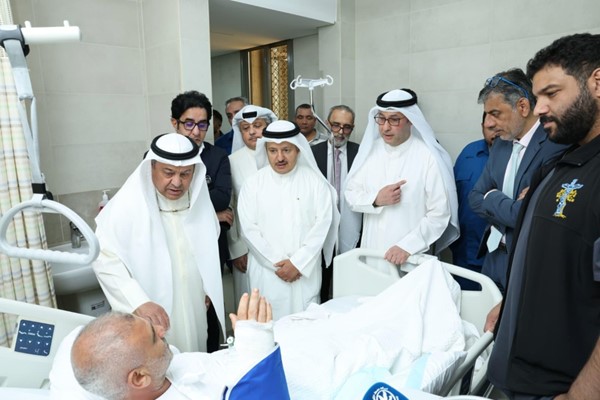 وزير النفط يطمئن على الحالة الصحية للمصاب جراء استهداف إحدى المنصات البحرية التابعة لشركة نفط الكويت