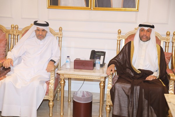 مرزوق الغانم خلال تقديم واجب العزاء