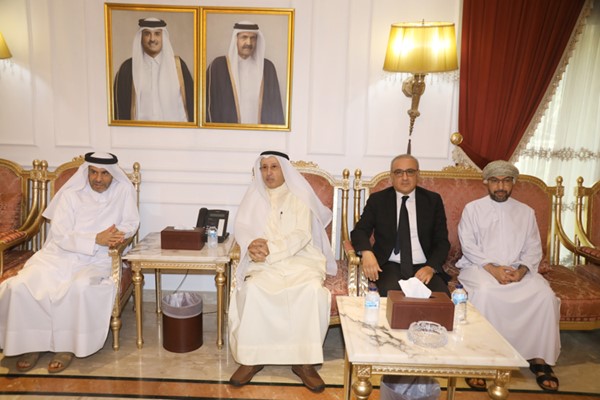 الزميل سامي النصف والسفير التونسي محمد البودالي والسفير العماني د.صالح الخروصي خلال تقديم واجب العزاء