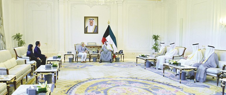 سمو ولي العهد الشيخ صباح الخالد خلال استقبال الرئيس التنفيذي لشركة فرانكلين تمبلتون جيني جونسون وأعضاء الشركة بحضور رئيس ديوان سمو ولي العهد الشيخ ثامر الجابر ومدير عام هيئة تشجيع الاستثمار المباشر الشيخ د.مشعل الجابر والعضو المنتدب للهيئة العامة للاستثمار الشيخ سعود سالم العبدالعزيز