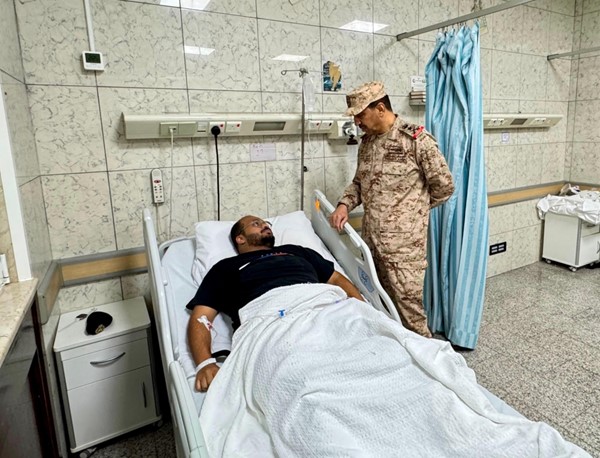 رئيس الأركان العامة للجيش يطمئن على صحة أحد المصابين من منتسبي 