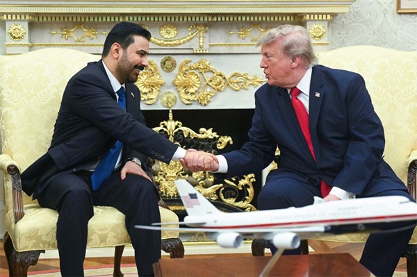 الرئيس الأميركي دونالد ترامب مستقبلا رئيس الوزراء العراقي الجديد علي الزيدي في البيت الابيض ( ا.ف.ب)