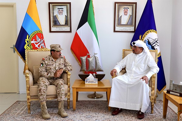 وزير الدفاع يتفقد القوة البحرية ويطمئن على صحة عدد من المصابين من منتسبي القوات المسلحة