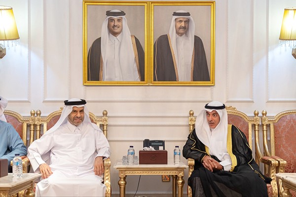  نائب وزير الخارجية السفير حمد المشعان خلال تقديم واجب العزاء إلى سفير قطر علي بن عبدالله آل محمود