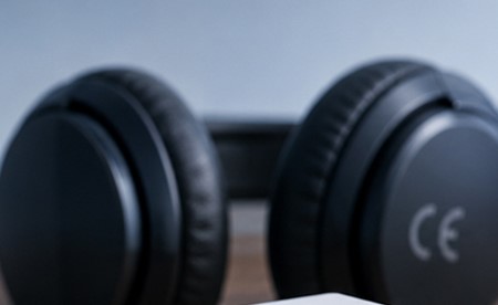 الرمز الصغير الذي تراه على أجهزتك يومياً.. ماذا يعني شعار CE وما الذي لا يخبرك به؟