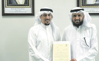 رئيس النادي الكويتي الرياضي للصم يتسلم العقود الأصلية لأملاك الدولة لفرعي «غرناطة» و«الفيحاء»