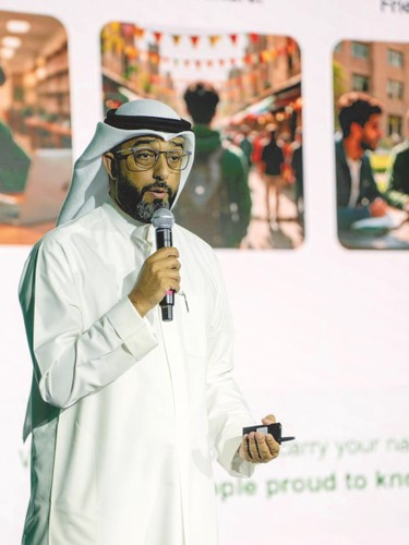 جاسم الكندري مستعرضا خدمات البنك للطلبة