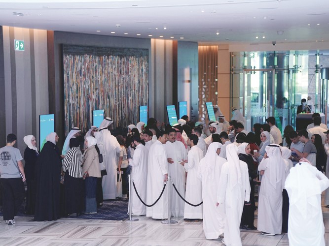 إقبال الطلبة على جناح البنك