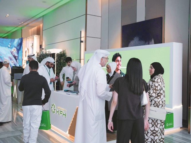 إقبال الطلبة على جناح بيت التمويل الكويتي