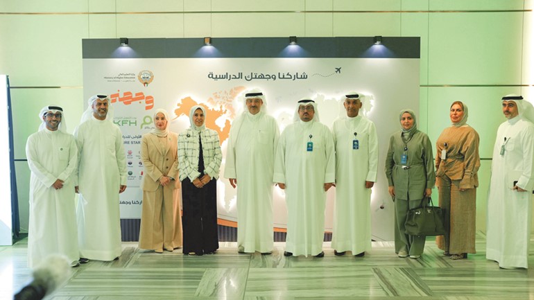 د.بدر البصيري ومسؤولو التعليم العالي مع مسؤولي بيت التمويل