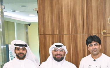 «التجاري» يستقبل الفائز في سحب النجمة النصف سنوي بجائزة النصف مليون دينار