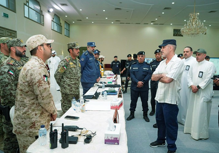 النائب الأول لرئيس مجلس الوزراء ووزير الداخلية الشيخ فهد اليوسف يتحدث الى عدد من رجال الجهات العسكرية المشاركة ويبدو وكيل وزارة الداخلية المساعد لشؤون الأمن العام بالإنابة اللواء حمد المنيفي ومدير عام الإدارة العامة لمكافحة المخدرات العميد محمد قبازرد ومساعد مدير عام الإدارة العامة لمكافحة المخدرات العميد الشيخ حمد اليوسف