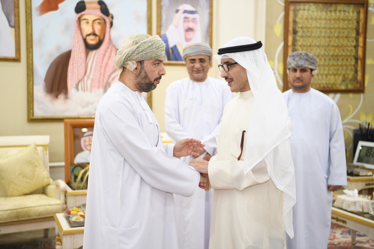 الشيخ د.أحمد ناصر المحمد مصافحا سفير سلطنة عمان د. صالح الخروصي بحضور نائب السفير العماني شهاب بن سالم الرواس