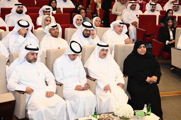 وكيلة وزارة العدل عواطف السند ومدير معهد الدراسات القضائية والقانونية المستشار بدر المسعد في مقدمة الحضور في ندوة المدمن التائب