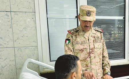 رئيس «الأركان» يطمئن على صحة عدد من مصابي القوة البحرية الكويتية جراء العدوان الإيراني الآثم