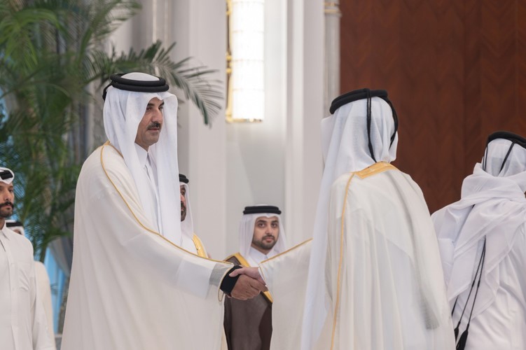 3صاحب السمو أمير قطر مستقبلا المعزين بوفاة المغفور له بإذن الله تعالى صاحب السمو الأمير الوالد الشيخ حمد بن خليفة آل ثاني