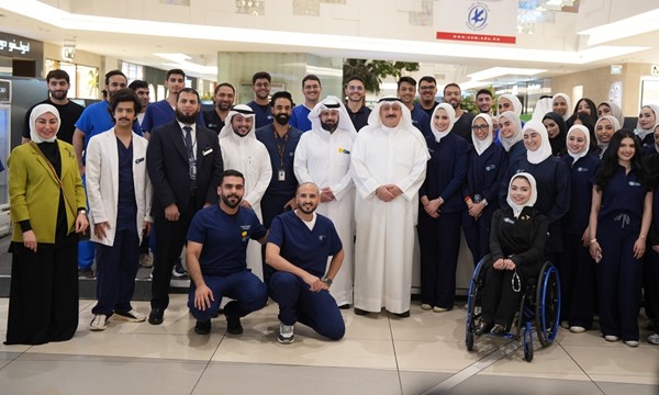  وزير الصحة د.أحمد العوضي متوسطا عددا من الطلبة والمشاركين بالمعرض الطلابي التوعوي لحملة «خلك واعي»