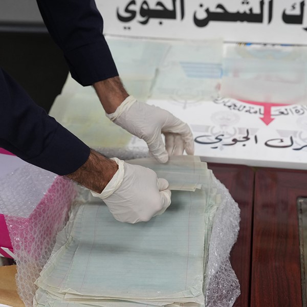 «الجمارك »: إحباط محاولتي تهريب أكثر من 3.5 كيلو من أوراق الكيميكال المشبعة عبر الشحن الجوي