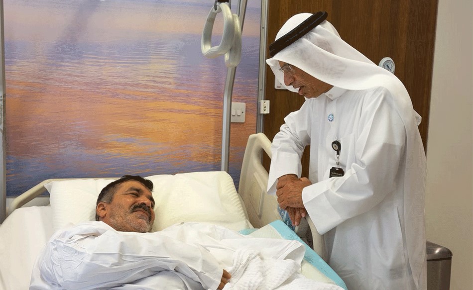 وزير الكهرباء والوكيل يطمئنان على الفني المصاب في مستشفى الجهراء
