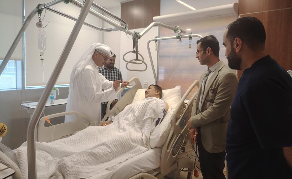 وزير الكهرباء والوكيل يطمئنان على الفني المصاب في مستشفى الجهراء