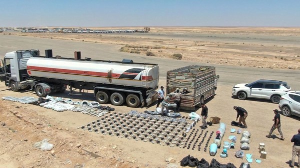  صورة نشرتها هيئة المنافذ والجمارك لشحنة الأسلحة المضبوطة في أحد صهاريج النفط 