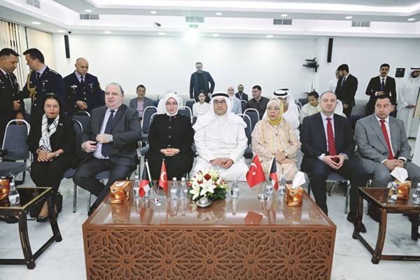 السفيرة التركية طوبى نور سونمز ومساعد وزير الخارجية لشؤون المنظمات الدولية السفير صادق معرفي والسفيرة الإندونيسية لينا ماريانا وسفير أذربيجان إميل كريموف ورئيس بعثة برنامج الأمم المتحدة للمستوطنات البشرية د.أميرة الحسن خلال الفعالية	(ريليش كومار)